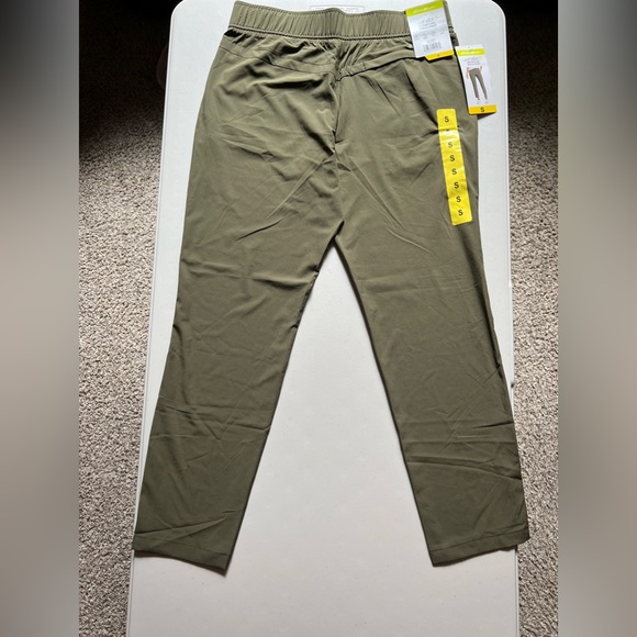 Eddie Bauer, travel pants in Forrest green. - Picture 3 of 3